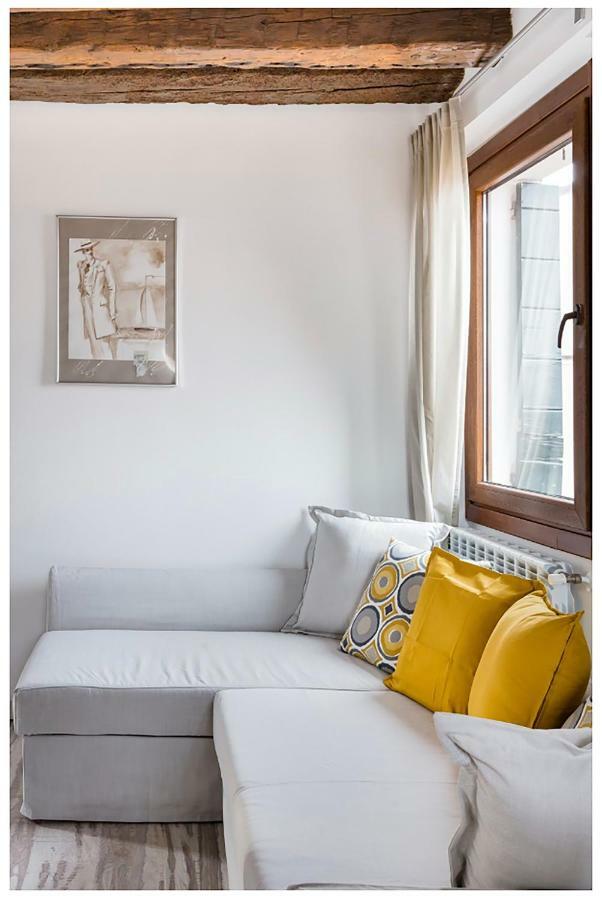 Biennale Family In Apartment Venedig